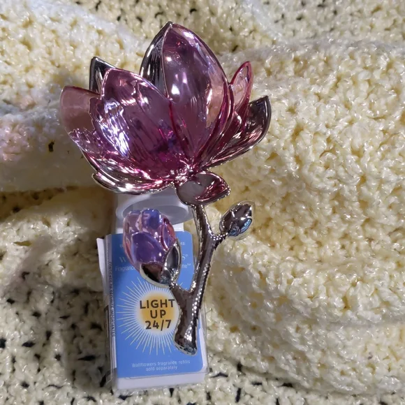 Bath & body works flower wallflower plugin - Picture 2 of 11